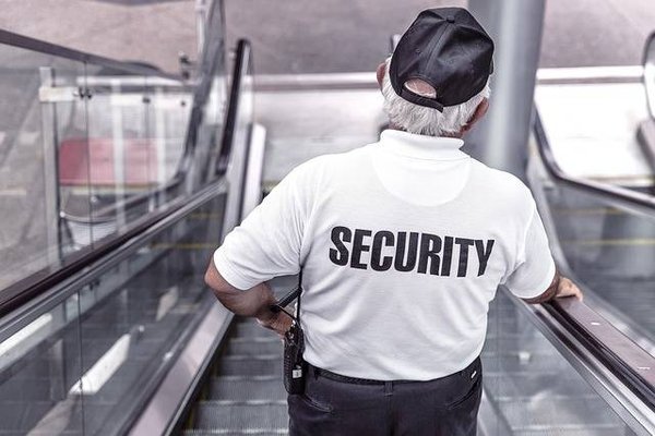 Comprendre la sécurité des biens et des personnes : définition, enjeux et solutions