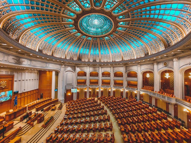 Salle de conférence moderne à Paris, offrant un cadre prestigieux pour accueillir vos séminaires, conférences et réunions d'affaires.